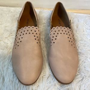 Indigo Rd light beige cut out slip on loafer shoes size 6.5